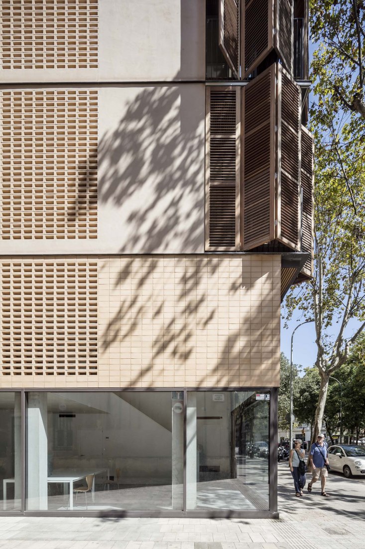 Edificio de viviendas para 4 amigos por Lussi + partner AG, arquitectos/Lola Domènech arquitecta. Fotografía por Adrià Goula