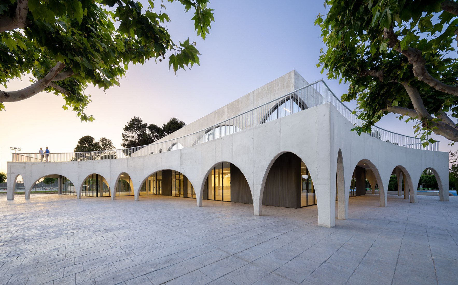 Pabellón de hostelería del Club Deportivo Miralbueno – El Olivar por Magén Arquitectos. Fotografía por Rubén Pérez Bescós.
