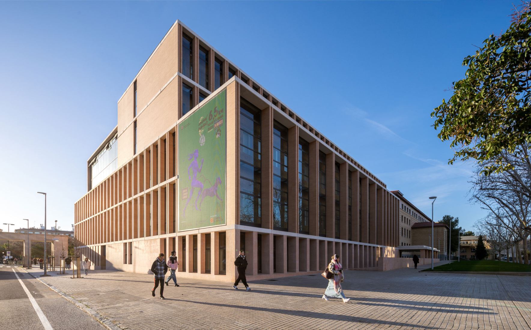 Reforma y ampliación de la Facultad de Filosofía y Letras de la Universidad de Zaragoza by Magén Arquitectos. Fotografía por Rubén Pérez Bescós.