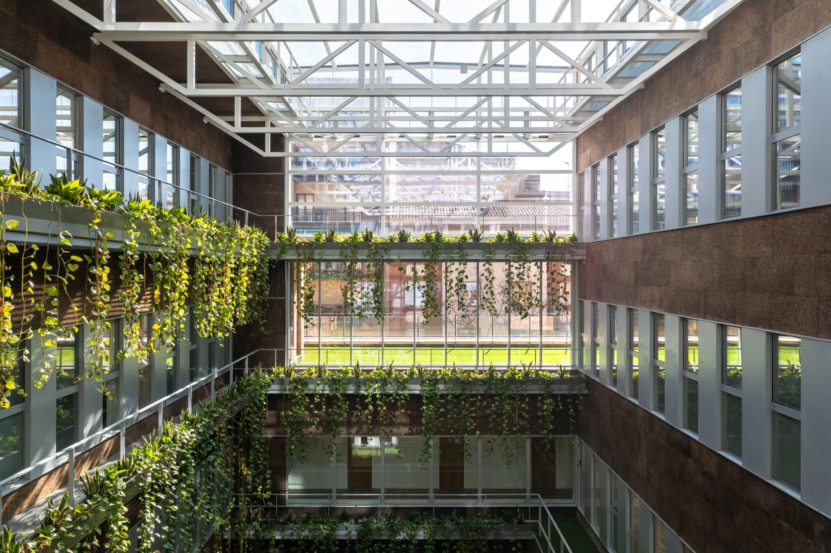 Reforma y ampliación de la Facultad de Filosofía y Letras de la Universidad de Zaragoza by Magén Arquitectos. Fotografía por Rubén Pérez Bescós.