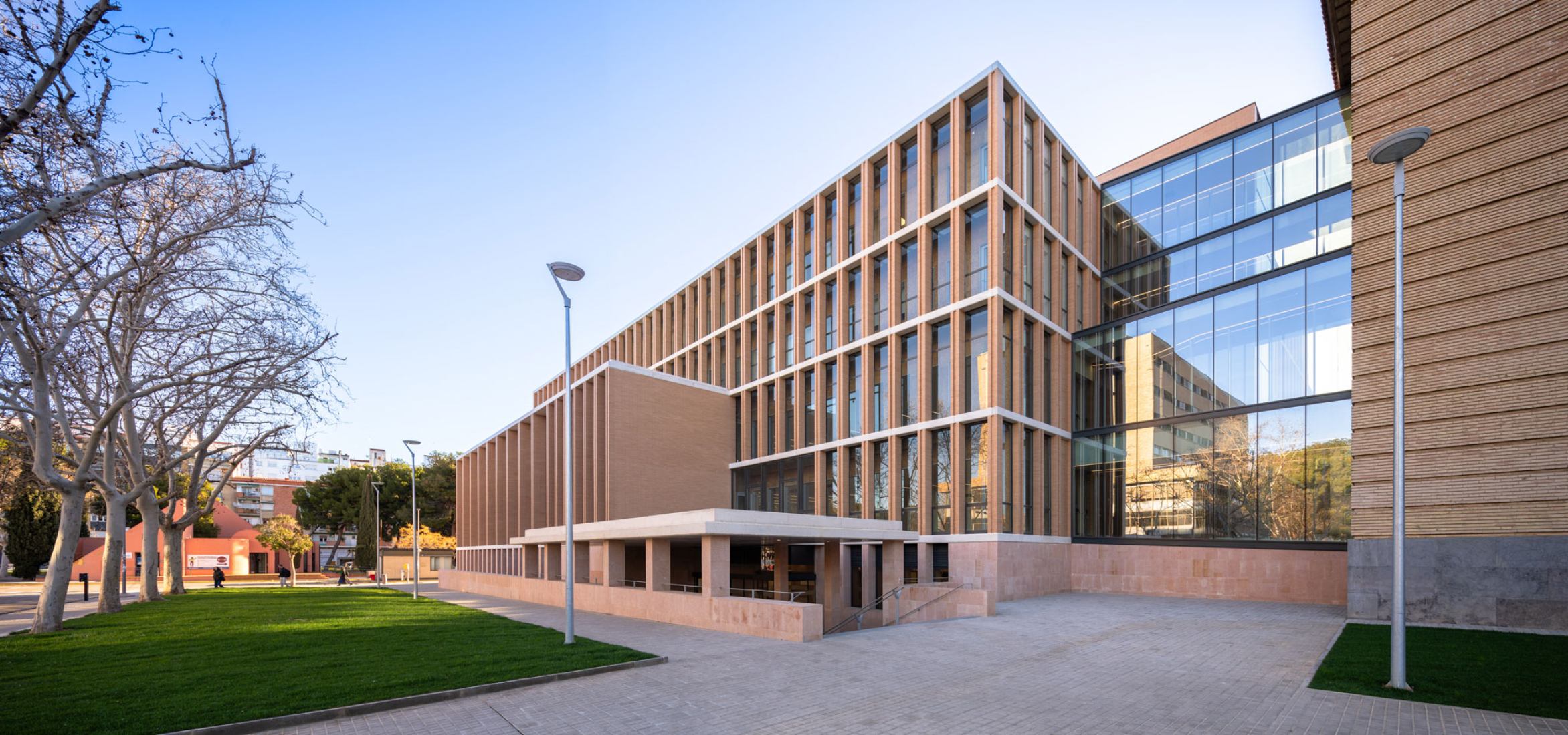 Reforma y ampliación de la Facultad de Filosofía y Letras de la Universidad de Zaragoza by Magén Arquitectos. Fotografía por Rubén Pérez Bescós.