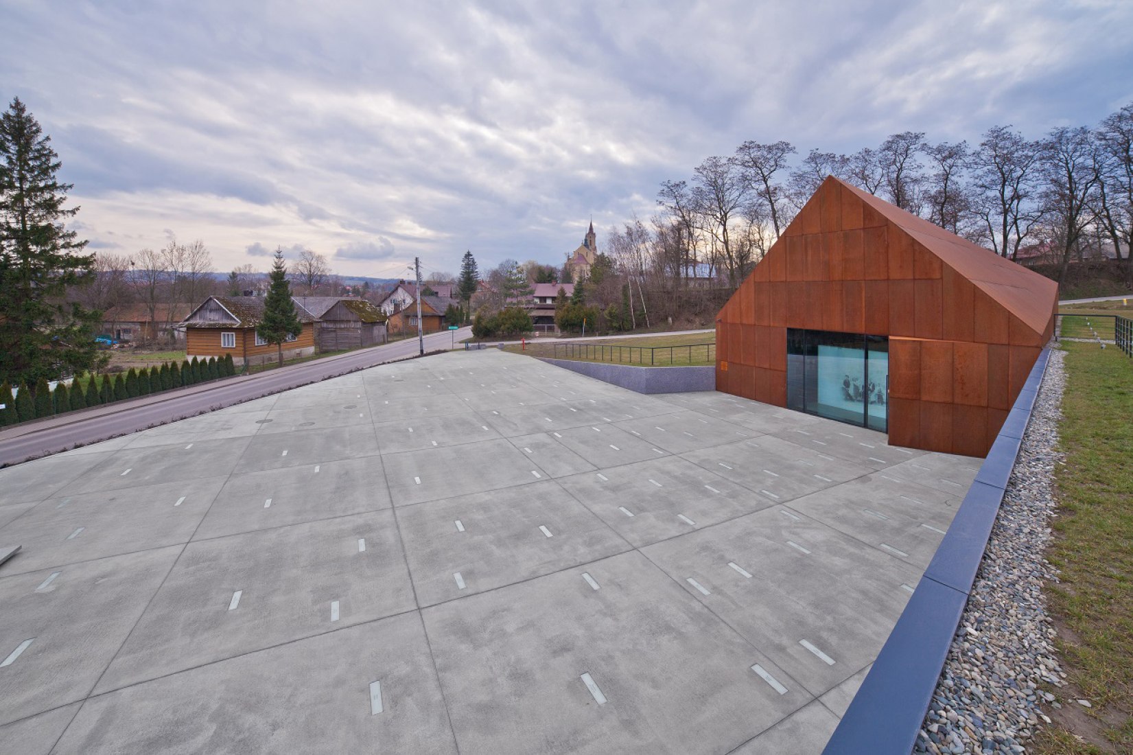 Vista exterior del Museo de la Familia Ulma por Nizio Design International. Fotografía © L.Kwartowicz. Imagen cortesía de Nizio Design International.