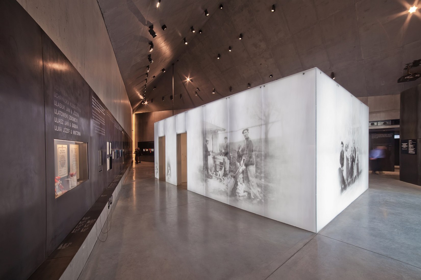 Vista interior del Museo de la Familia Ulma por Nizio Design International. Fotografía © L.Kwartowicz. Imagen cortesía de Nizio Design International.