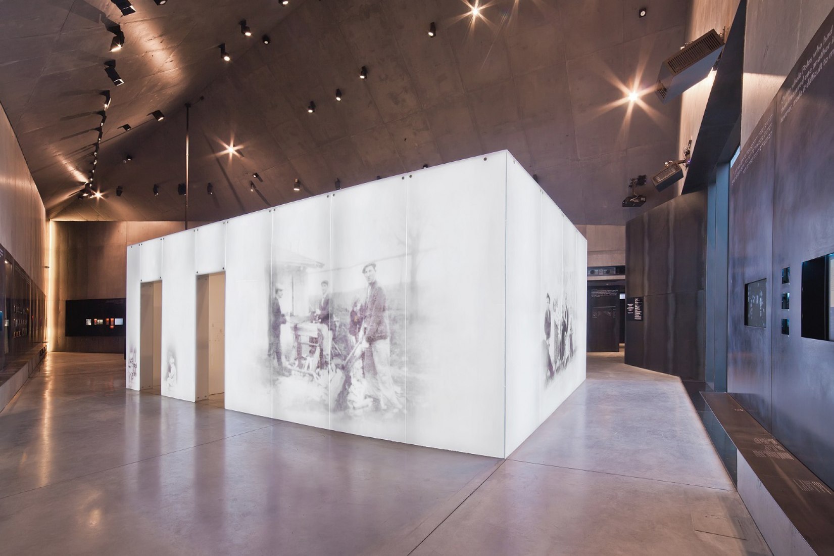 Vista interior del Museo de la Familia Ulma por Nizio Design International. Fotografía © L.Kwartowicz. Imagen cortesía de Nizio Design International.