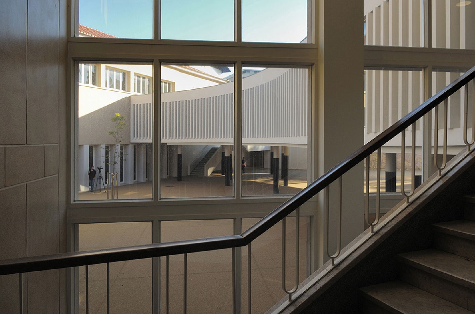 Vista del patio desde la escalera principal. Colegio Marquesa de Alorna por José Neves. Fotografía © Laura Castro Caldas y Paulo Cintra.