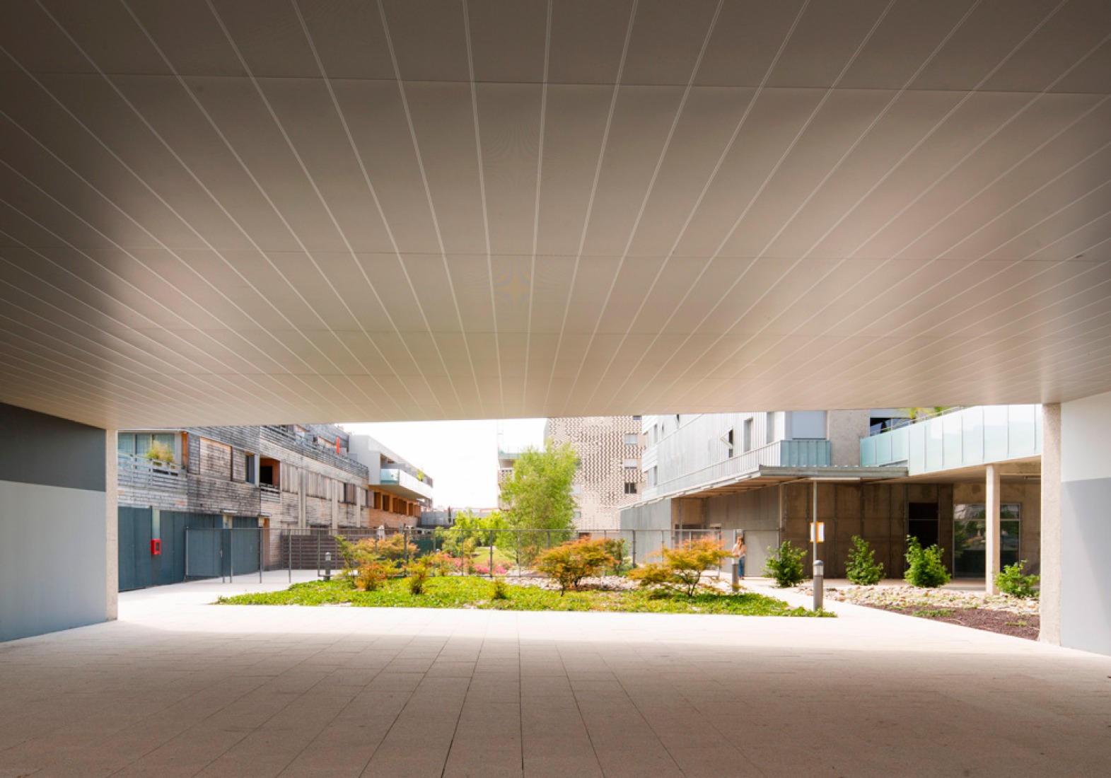 Outside view. Dwellings Toulouse by Mateo Arquitectura. Photography © Adrià Goula. 