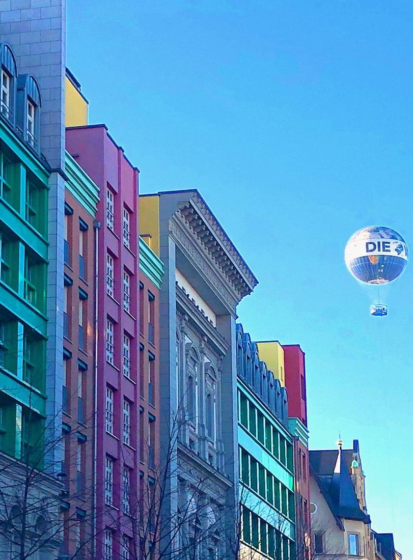 Aldo Rossi, con Marc Kocher, Luca Meda y Massimo Scheurer. Unidad residencial y comercial, Schützenstrasse, Berlín. Fotografía de Vera Rossi