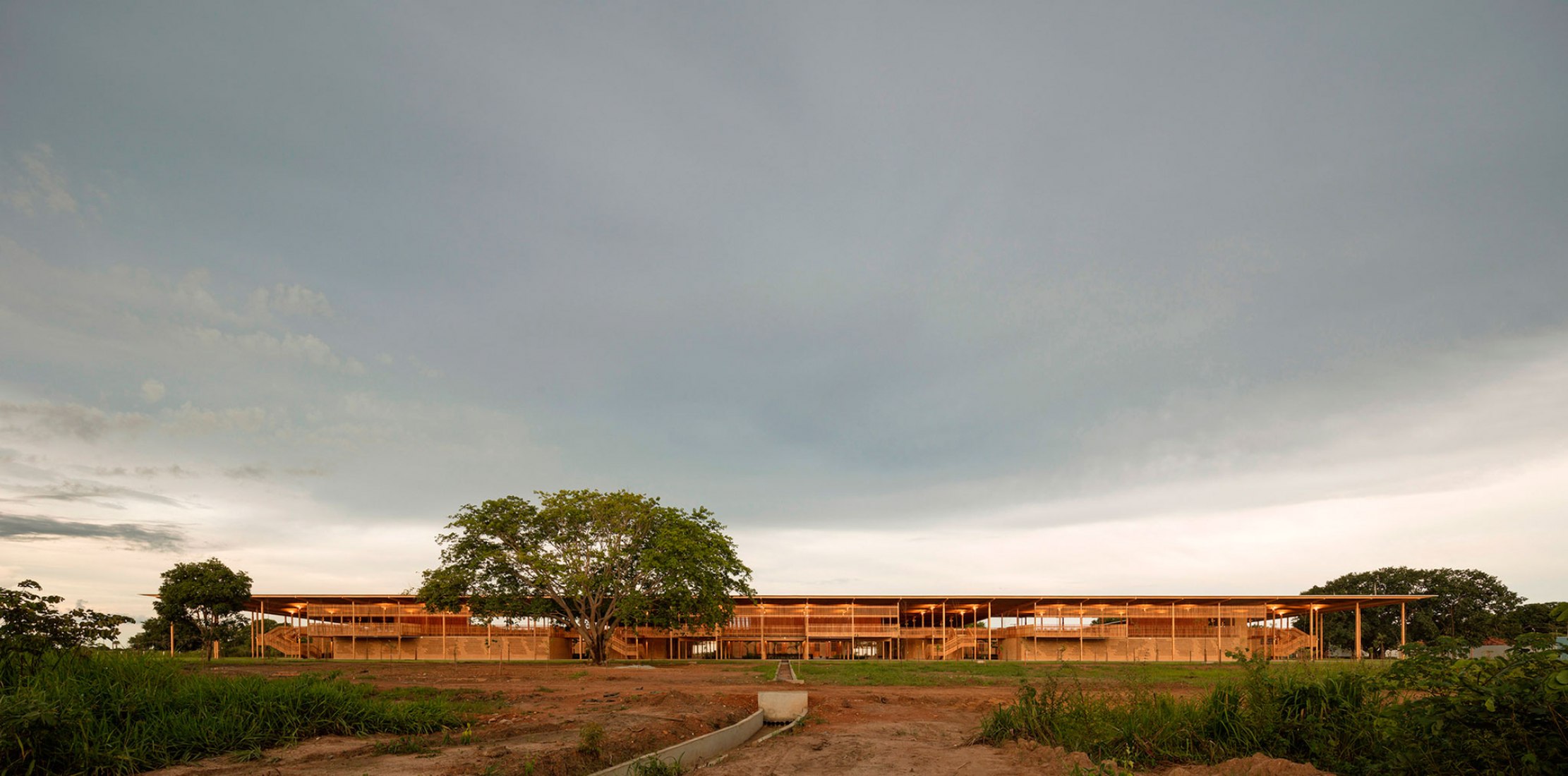 Children Village en Formoso do Araguaia, Tocantins, Brasil por Aleph Zero + Rosenbaum. Fotografía de Leonardo Finotti.