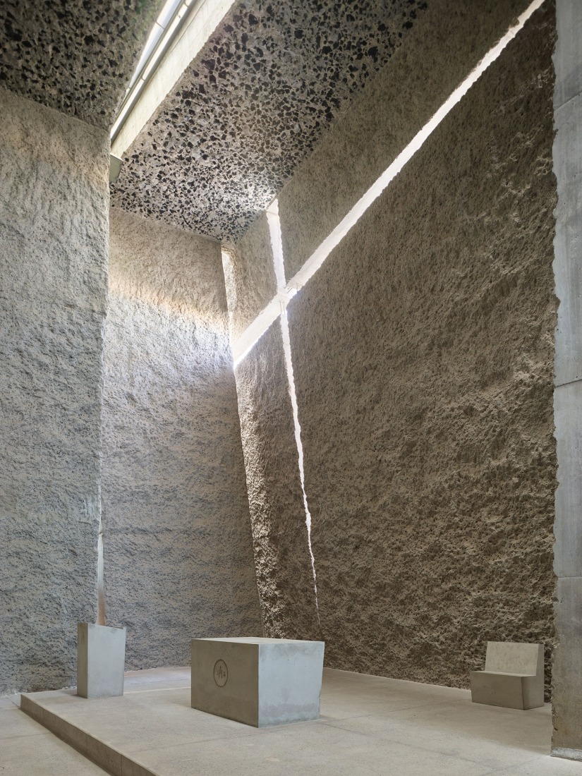 Iglesia Las Chumberas por Fernando Menis. Fotografía por Roland Halbe.