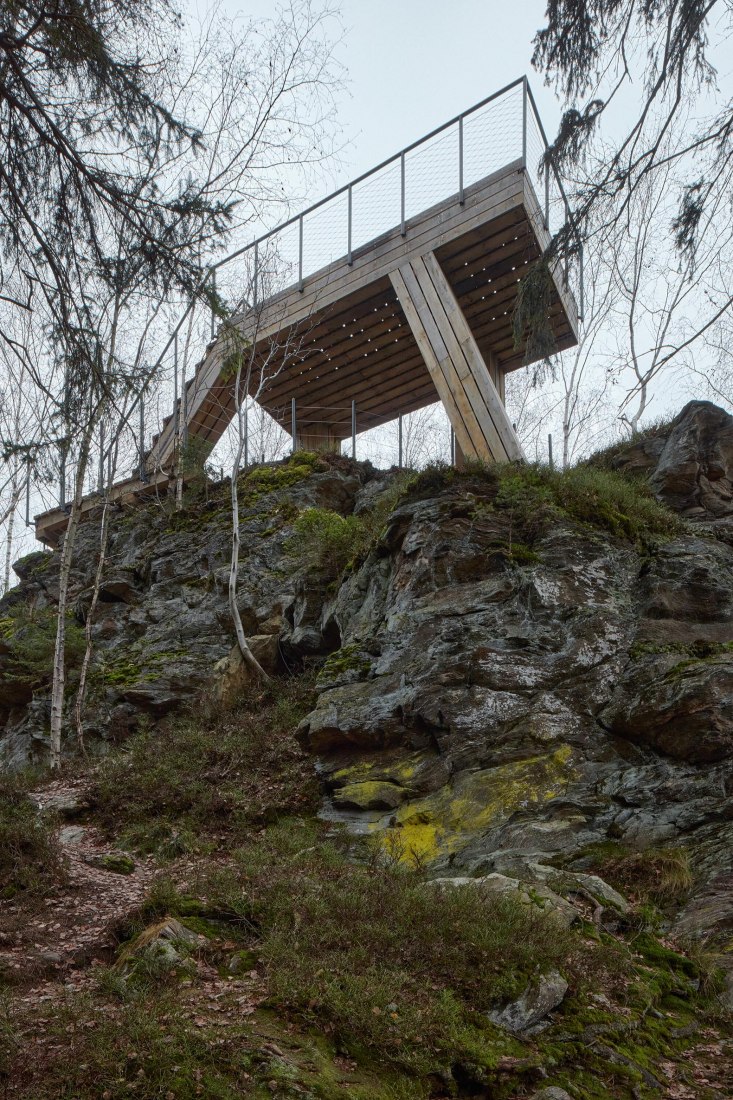 The bearEl oso. La Patrulla de Guardia por Mjölk architekti. Fotografía por BoysPlayNice.