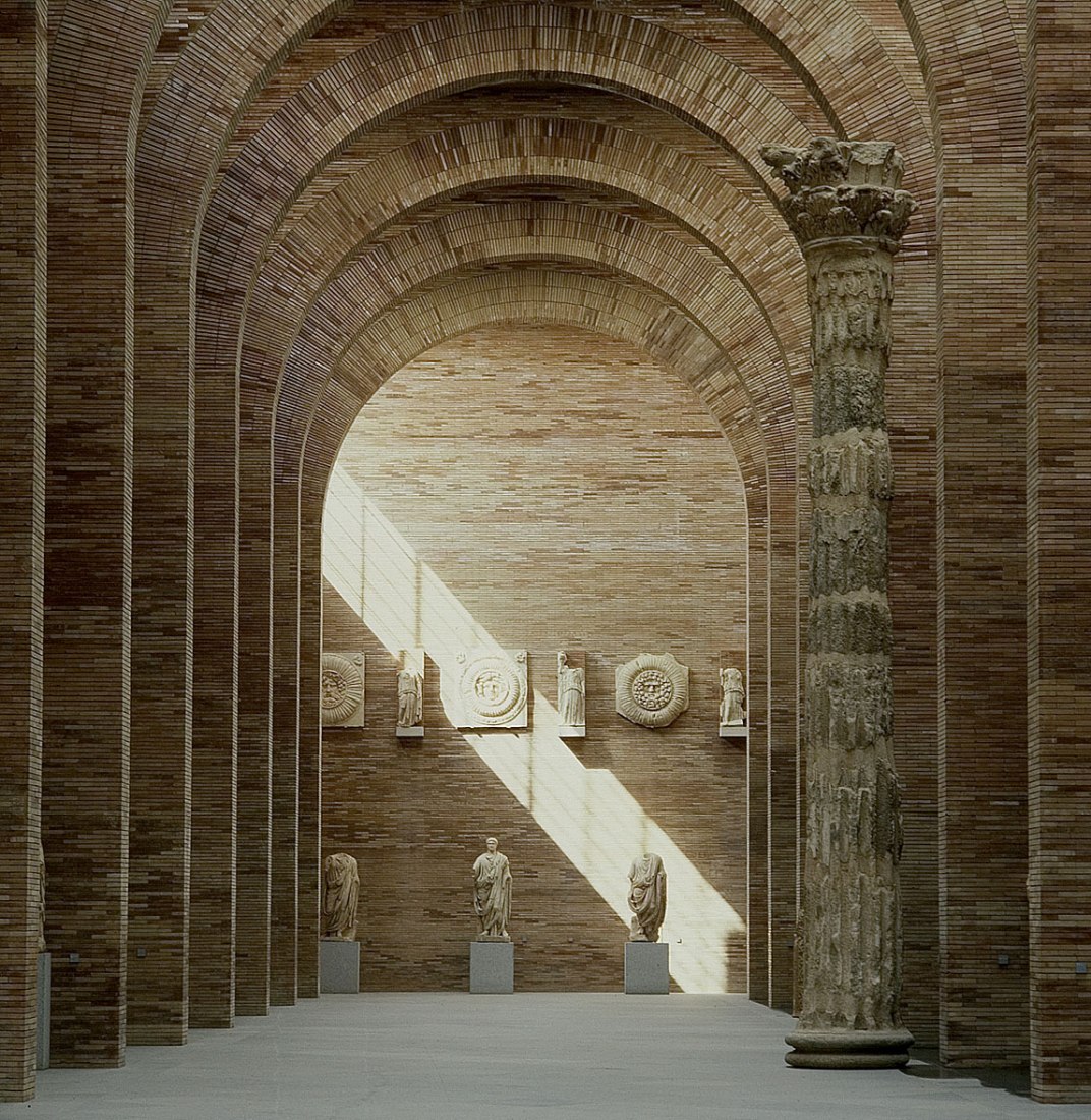 Vista interior del Museo de Merida por Rafael Moneo. Fotografía por Lluis Casals