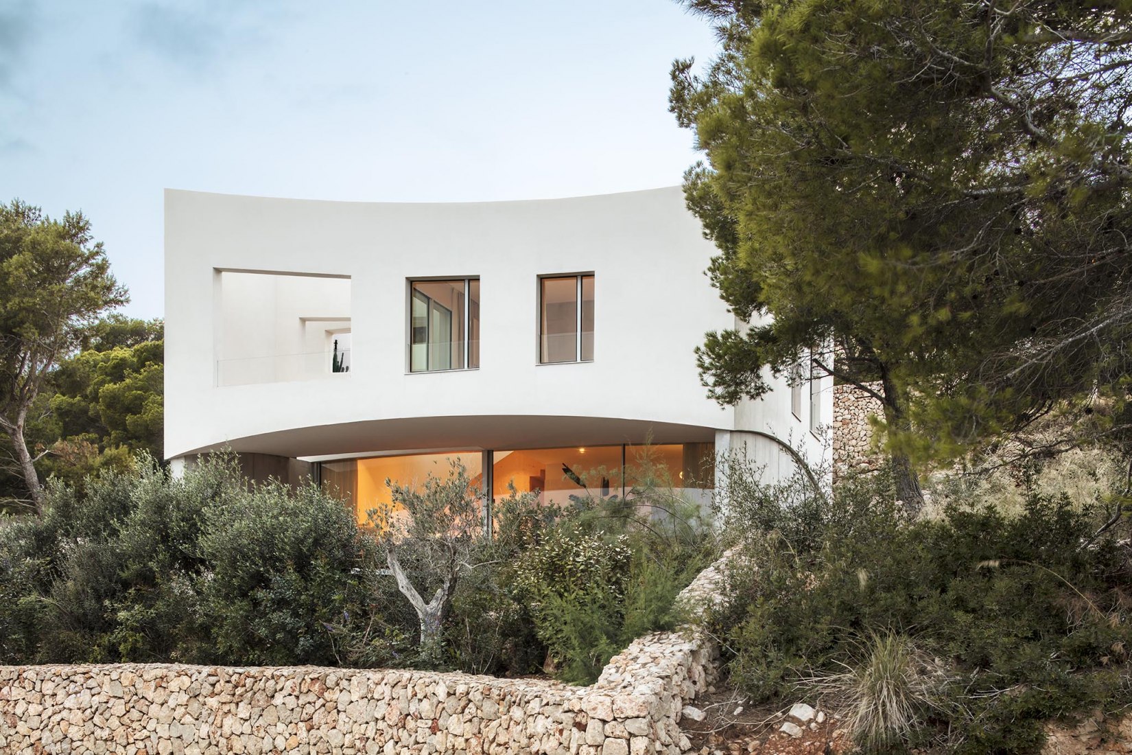 Curved house by NOMO Studio. Photography by Adriâ Goulá