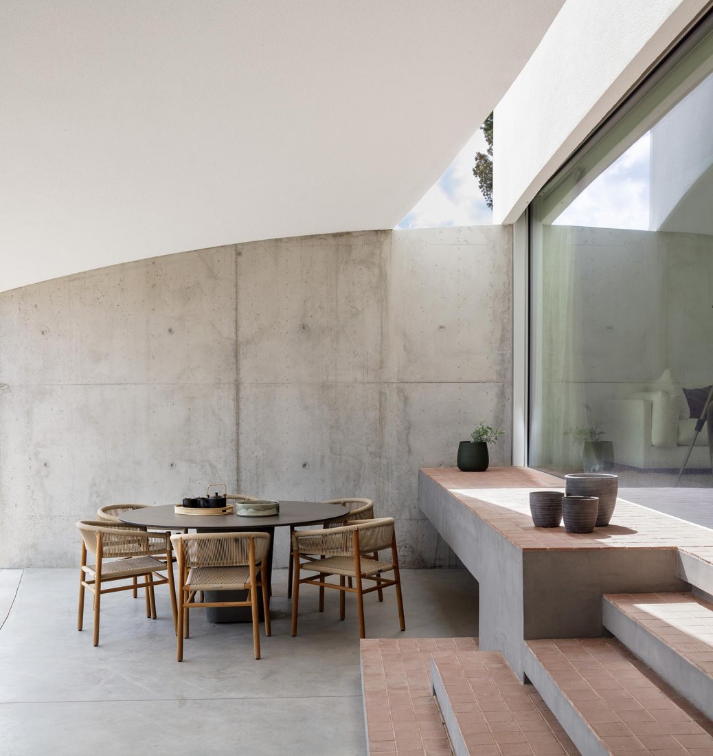 Curved house by NOMO Studio. Photography by Adriâ Goulá