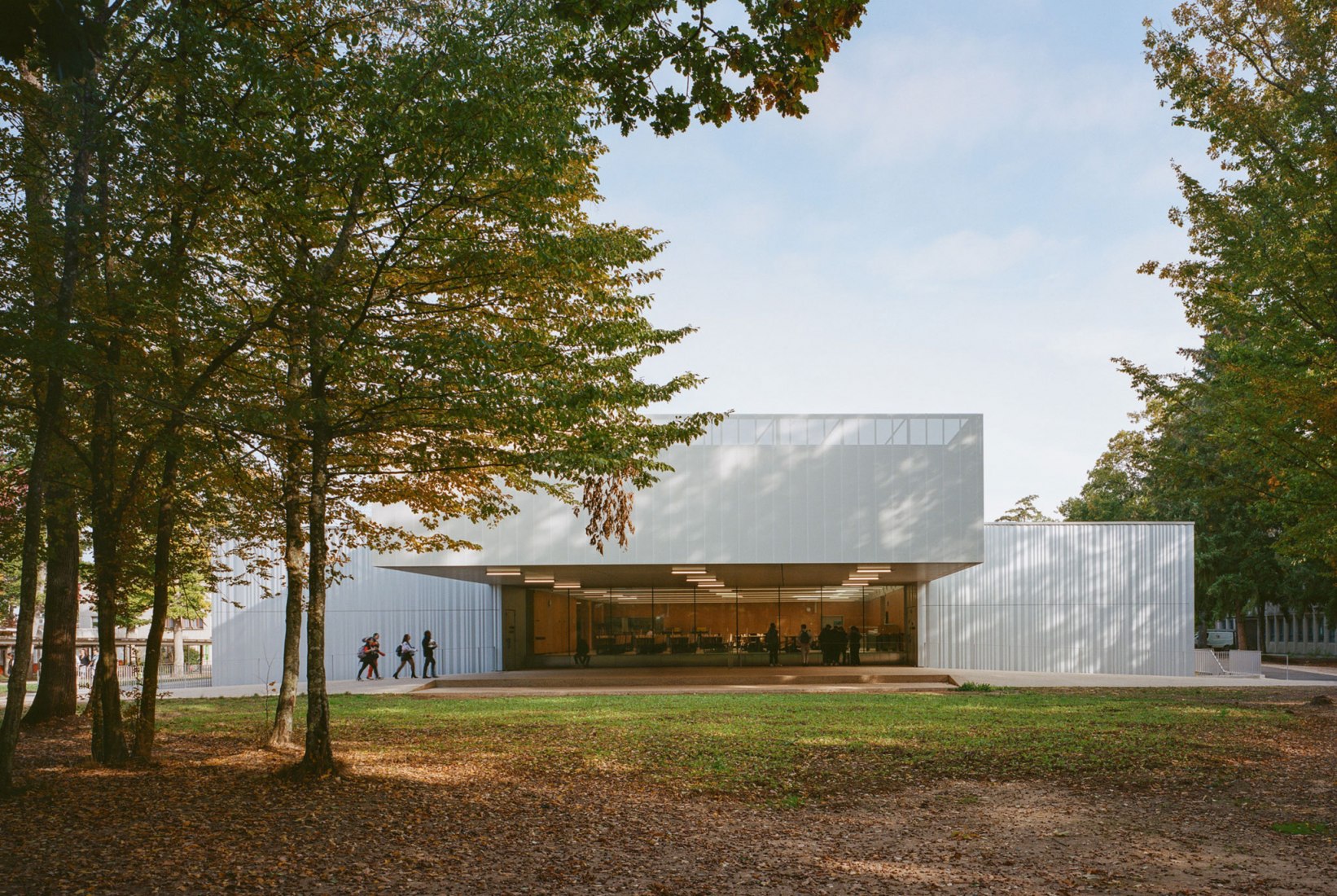 Joliot Curie High School Canteen Renovation by Ateliers O-S architectes. Photograph by Cyrille Weiner.