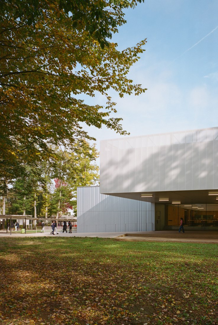 Joliot Curie High School Canteen Renovation by Ateliers O-S architectes. Photograph by Cyrille Weiner.