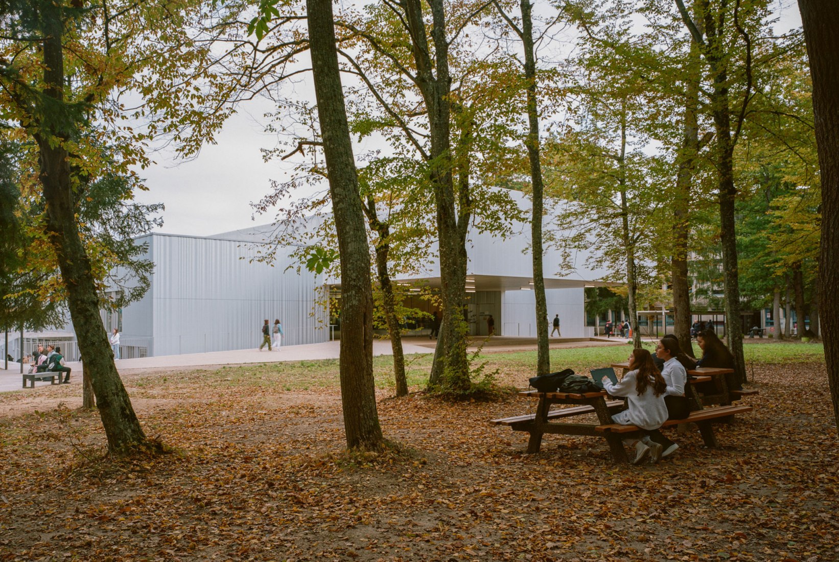 Joliot Curie High School Canteen Renovation by Ateliers O-S architectes. Photograph by Cyrille Weiner.