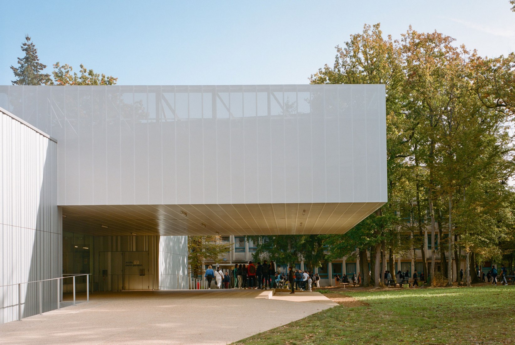 Joliot Curie High School Canteen Renovation by Ateliers O-S architectes. Photograph by Cyrille Weiner.