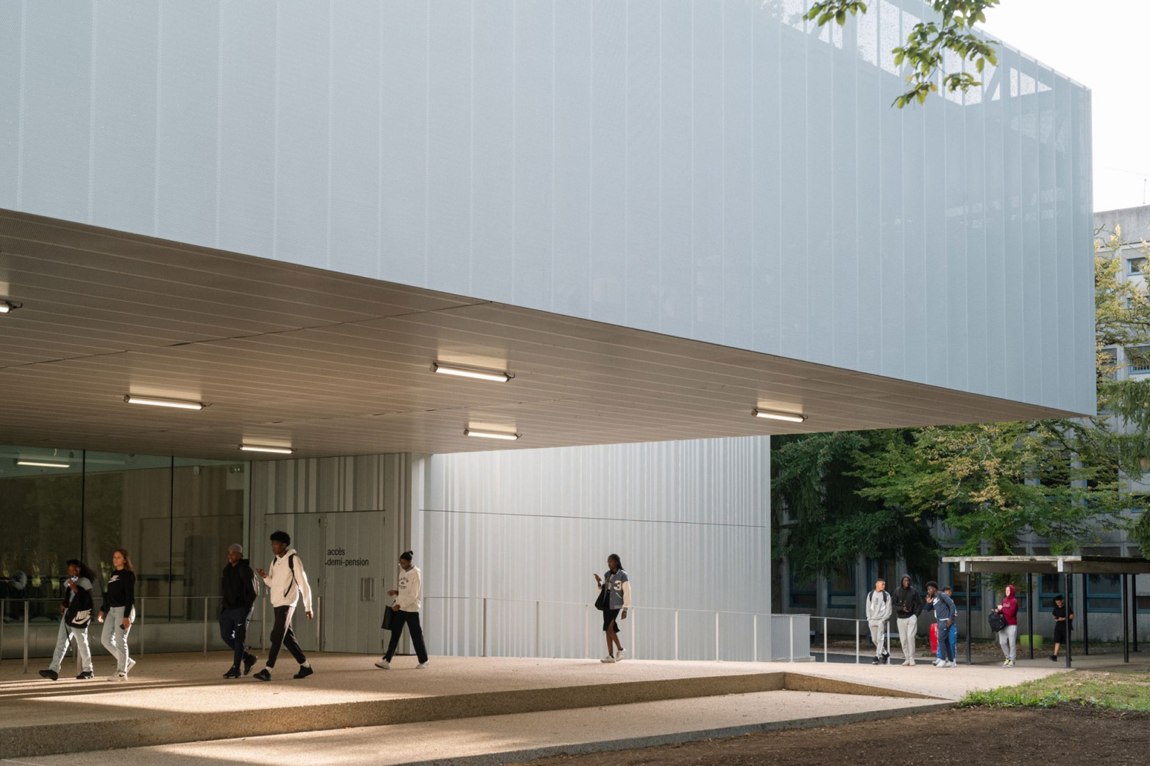 Joliot Curie High School Canteen Renovation by Ateliers O-S architectes. Photograph by Cyrille Weiner.