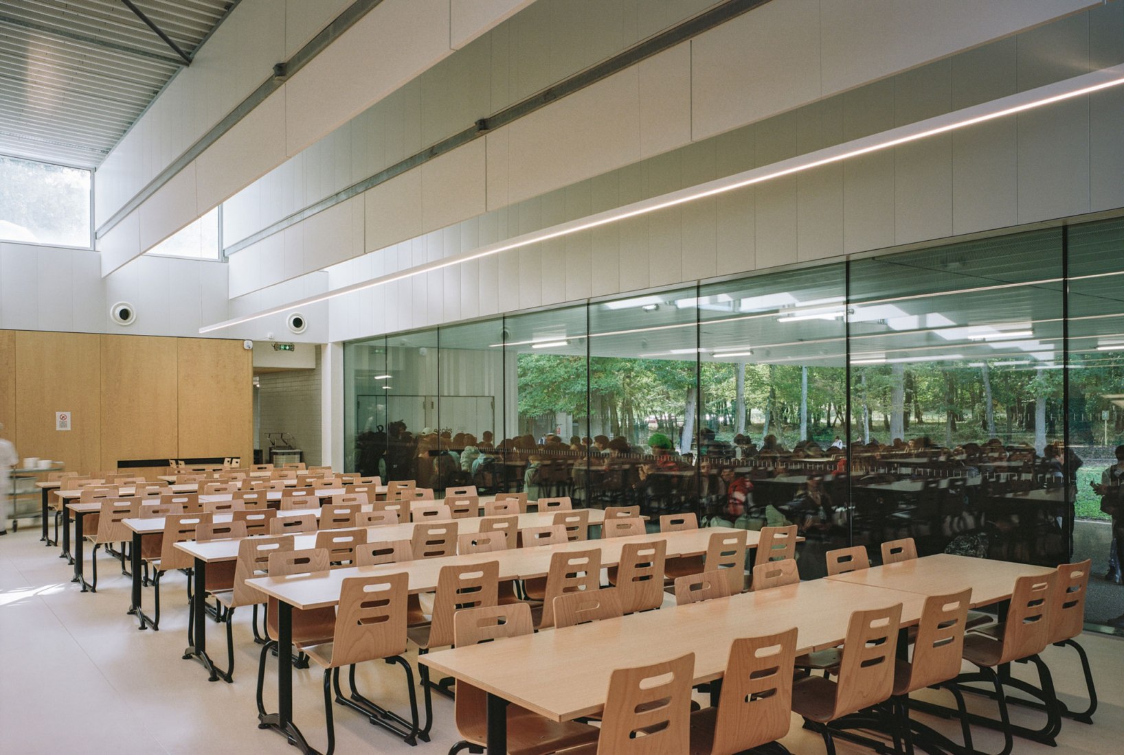 Joliot Curie High School Canteen Renovation by Ateliers O-S architectes. Photograph by Cyrille Weiner.
