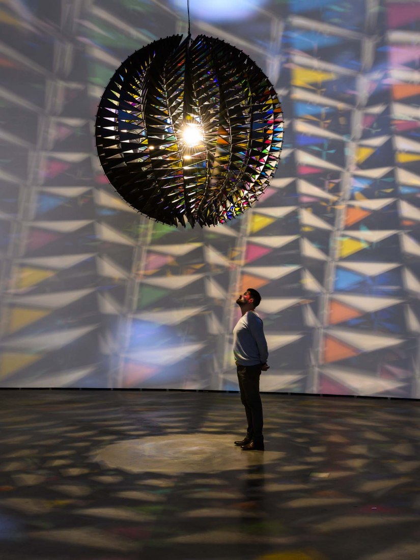 Vista de la instalación en el Museo Guggenheim Bilbao, 2020. En la vida real, 2019 por Olafur Eliasson. Aluminio, filtro de cristal de efecto cromático (verde, amarillo, naranja, rojo, rosa, cián), luz led. Diámetro 208 cm. Fotografía por Erika Ede / Neugerriemschneider, Berlín; Tanya Bonakdar Gallery, Nueva York / Los Ángeles.