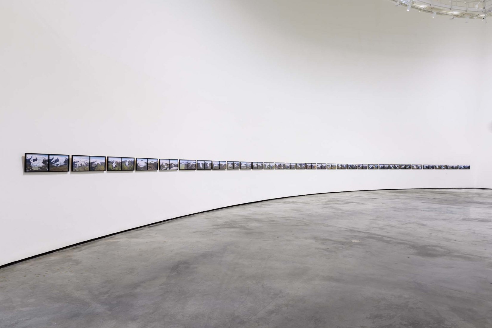 Vista de la instalación en el Museo Guggenheim Bilbao, 2020. Serie del deshielo de los glaciares 1999/2019 por Olafur Eliasson. 30 copias en color, 31 x 91 x 2,4 cm cada una. Fotografía por Erika Ede / Neugerriemschneider, Berlín; Tanya Bonakdar Gallery, Nueva York / Los Ángeles.