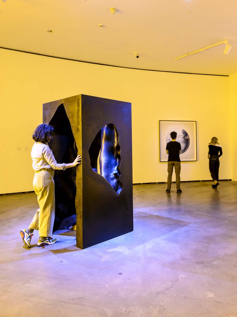 Vista de la instalación en el Museo Guggenheim Bilbao, 2020. Pabellón de la presencia de la ausencia, 2019 por Olafur Eliasson. Bronce. 200 x 100 x 100 cm. Fotografía por Erika Ede / Neugerriemschneider, Berlín; Tanya Bonakdar Gallery, Nueva York / Los Ángeles.