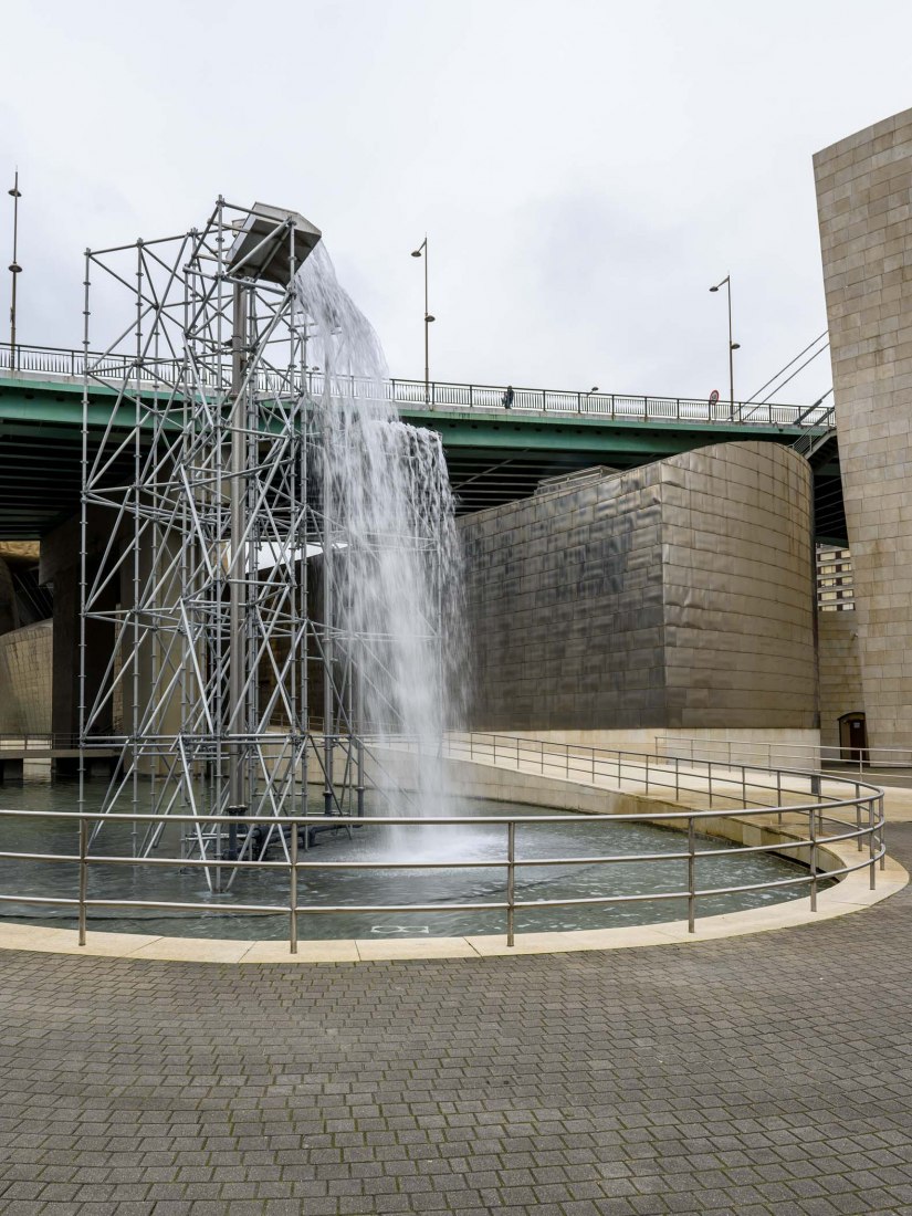 Vista de la instalación en el Museo Guggenheim Bilbao, 2020. Cascada, 2019 por Olafur Eliasson. Andamiaje, agua, madera, plancha de plástico, aluminio, bomba, manguera. Altura: 11 metros, diámetro: 12 metros. Fotografía por Erika Ede / Neugerriemschneider, Berlín; Tanya Bonakdar Gallery, Nueva York / Los Ángeles.