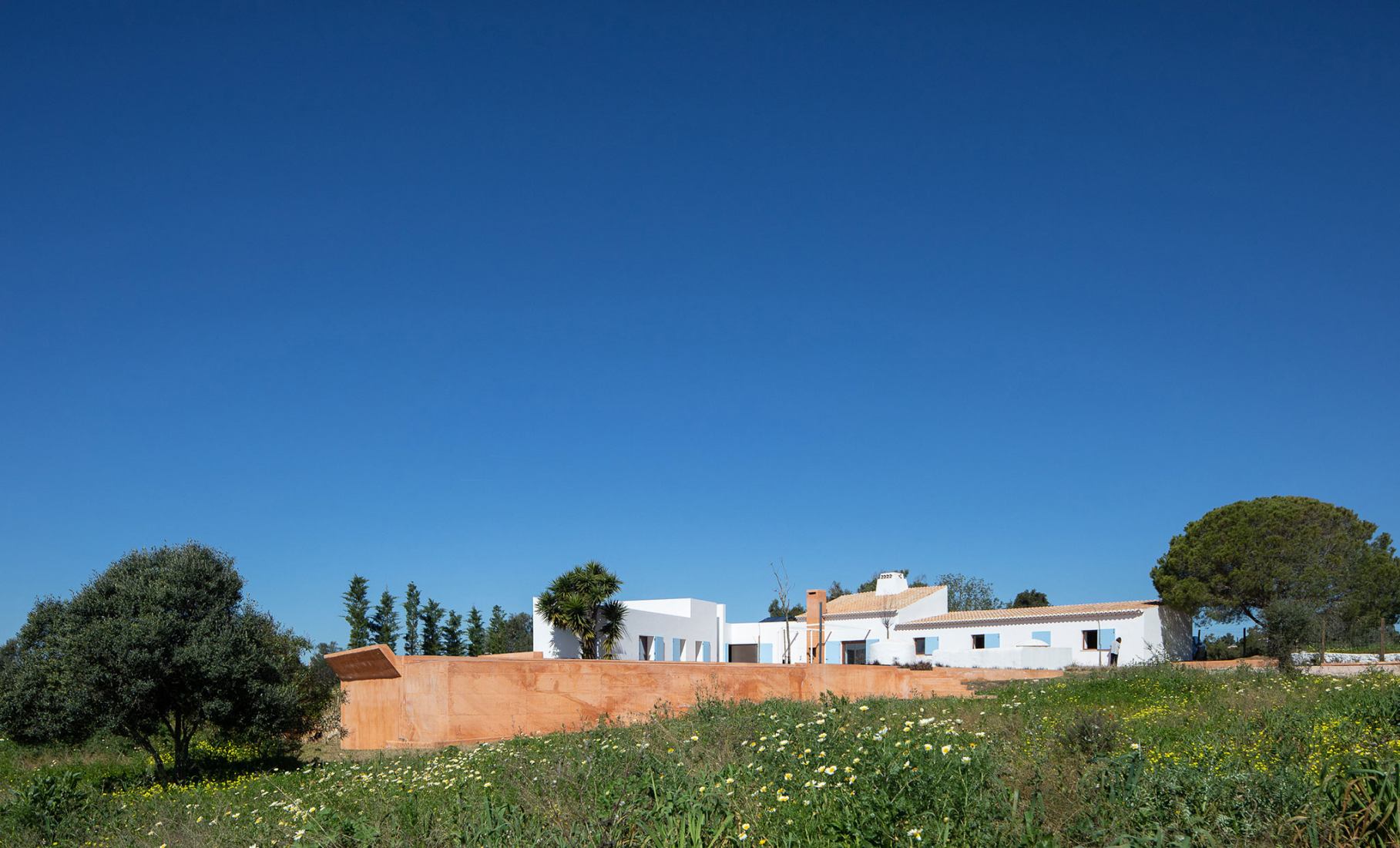 Casa do Loureiro por Orgânica Arquitectura. Fotografía por José Campos.
