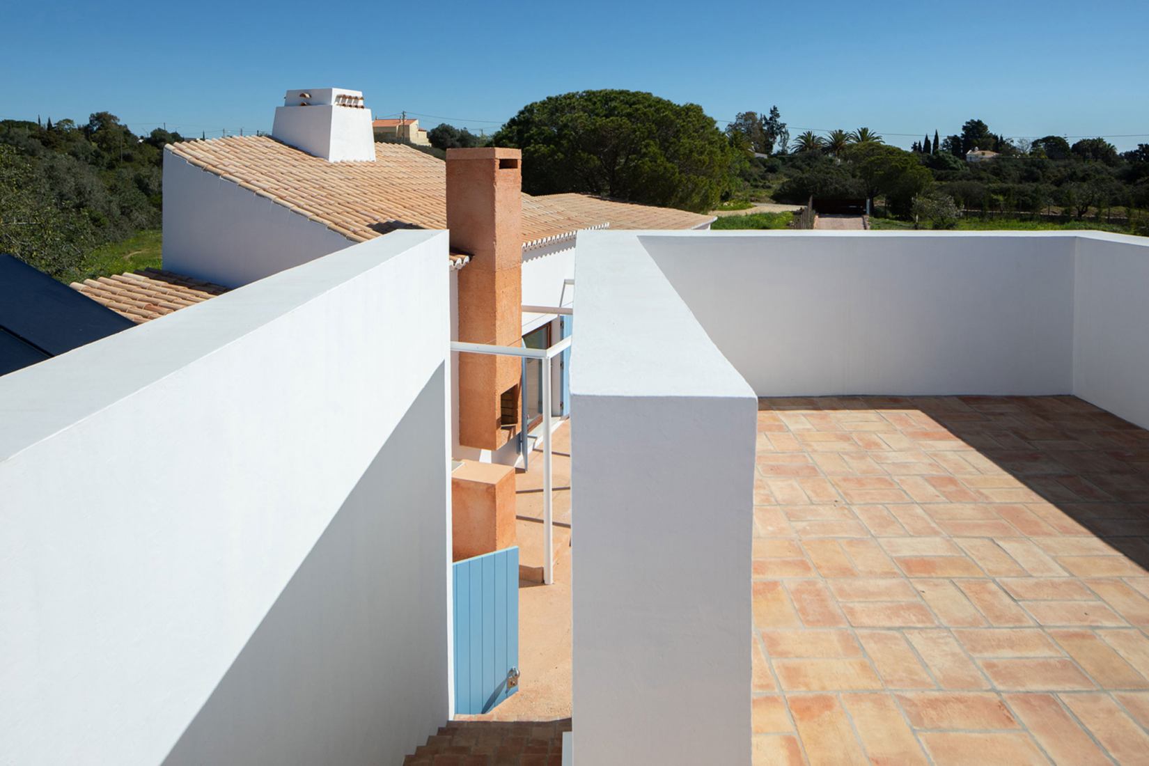 Casa do Loureiro por Orgânica Arquitectura. Fotografía por José Campos.