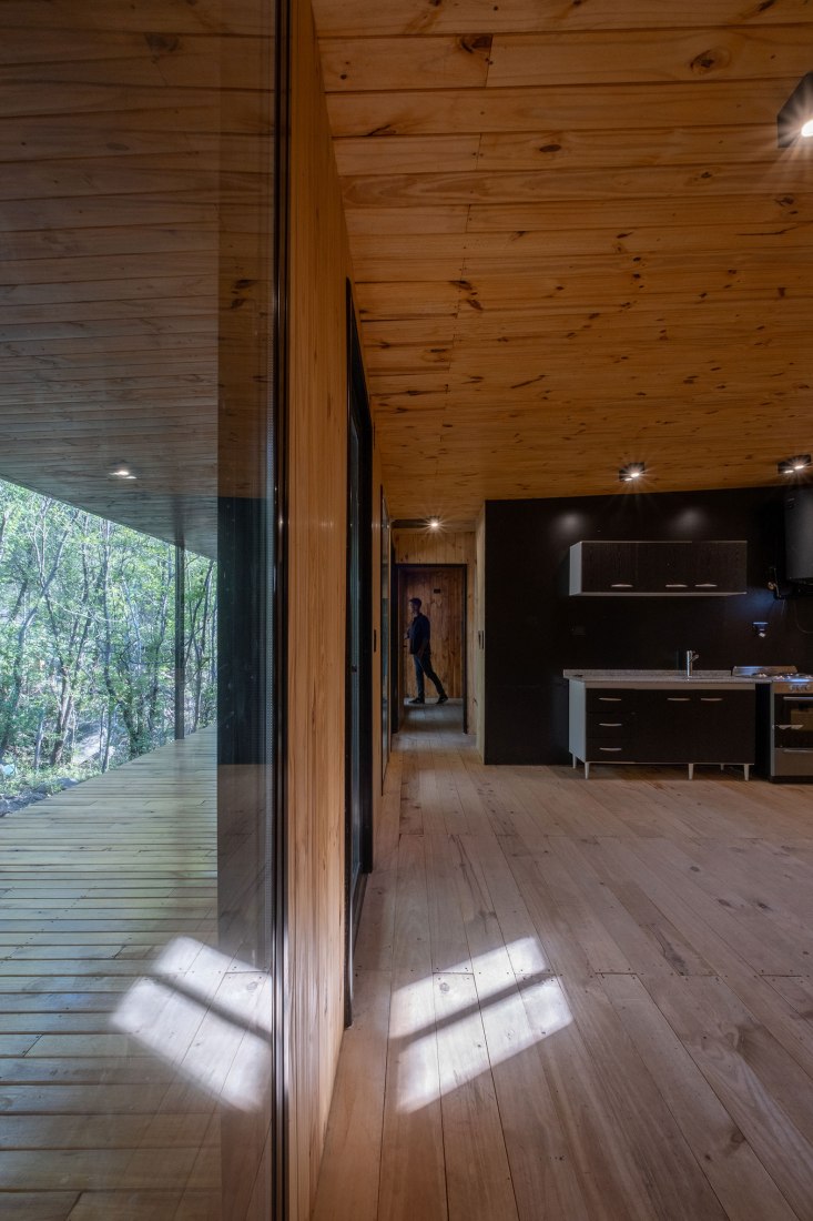 Casita en el Rio por Pablo Senmartin Arquitectos. Fotografía por Andrés Domínguez.