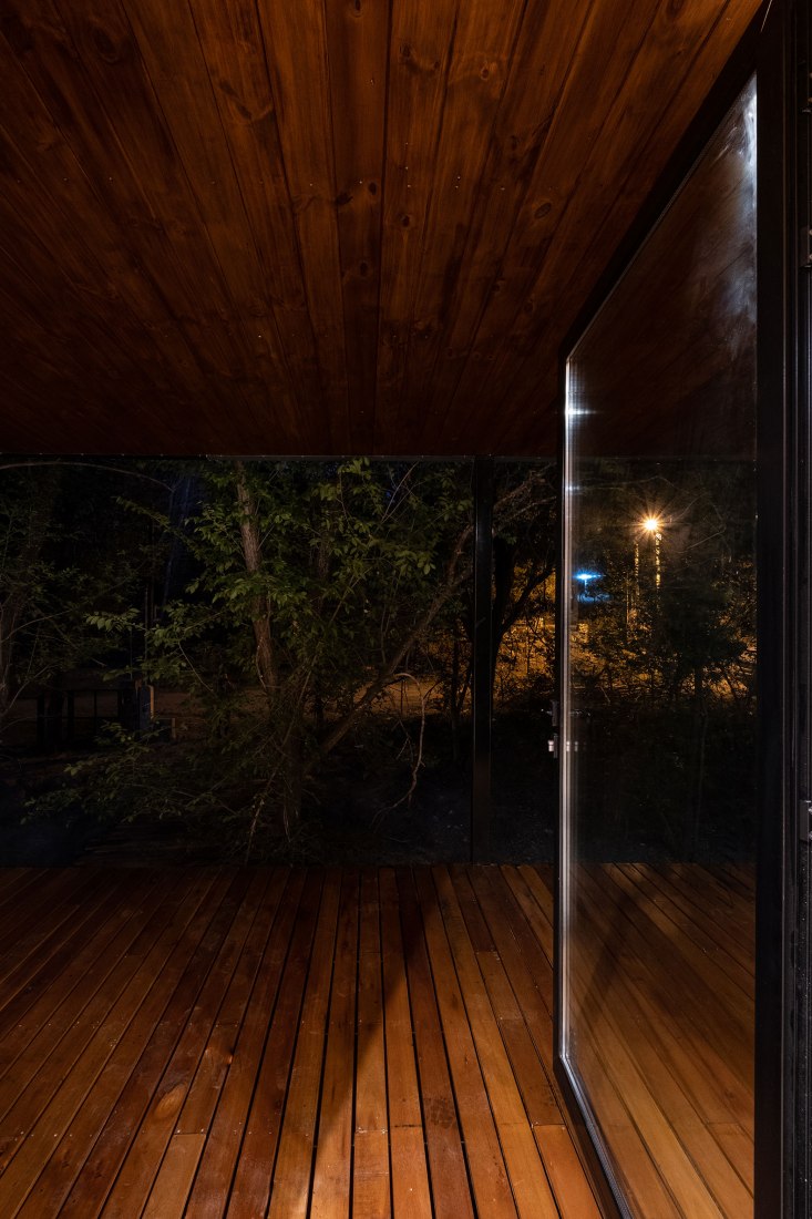 Casita en el Rio por Pablo Senmartin Arquitectos. Fotografía por Andrés Domínguez.