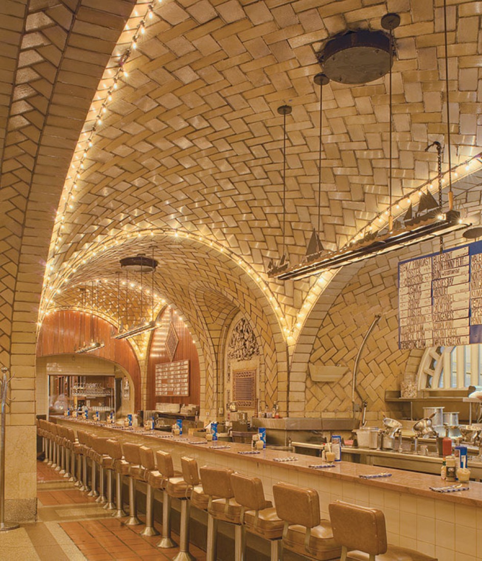 Arcos y bóvedas de azulejo de Guastavino en el Oyster Bar, de Grand Central Terminal, Ciudad de Nueva York, arquitectos Warren & Wetmore (1912). Fotografía © Michael Freeman.