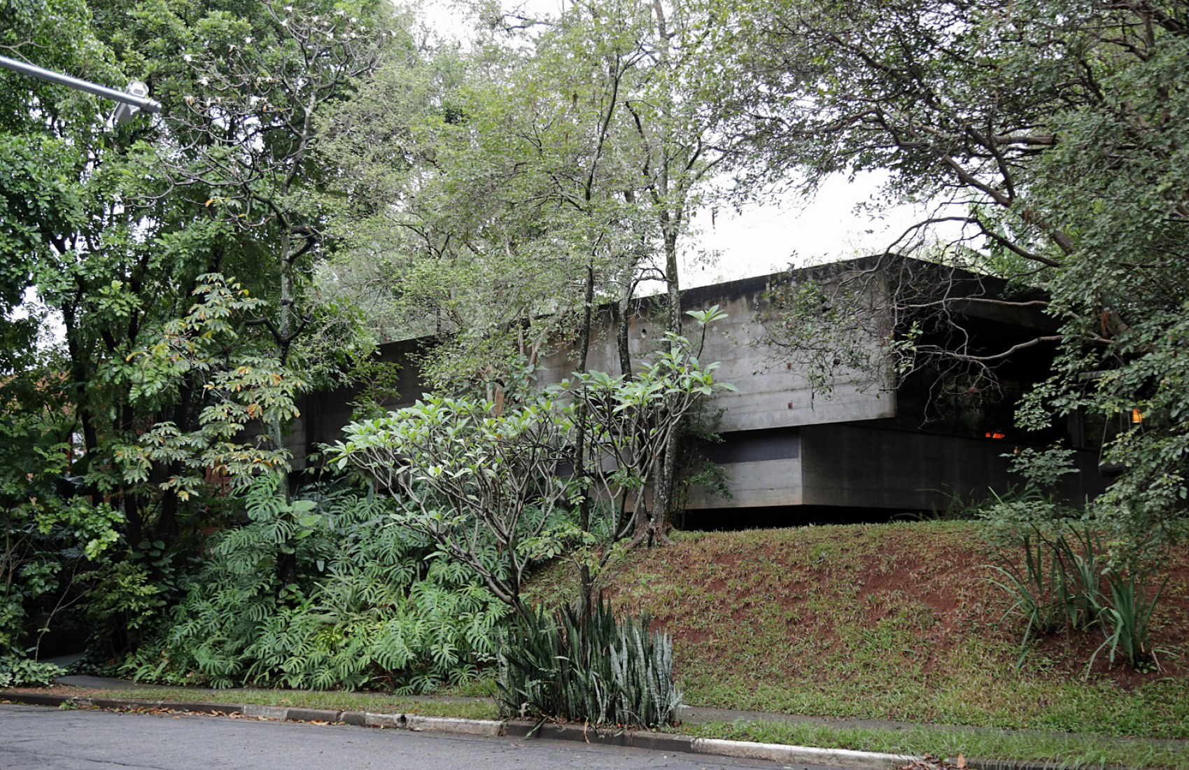 House in Butanta (Brazil) by Paulo Mendes da Rocha. Image Image © Nelson Kon.