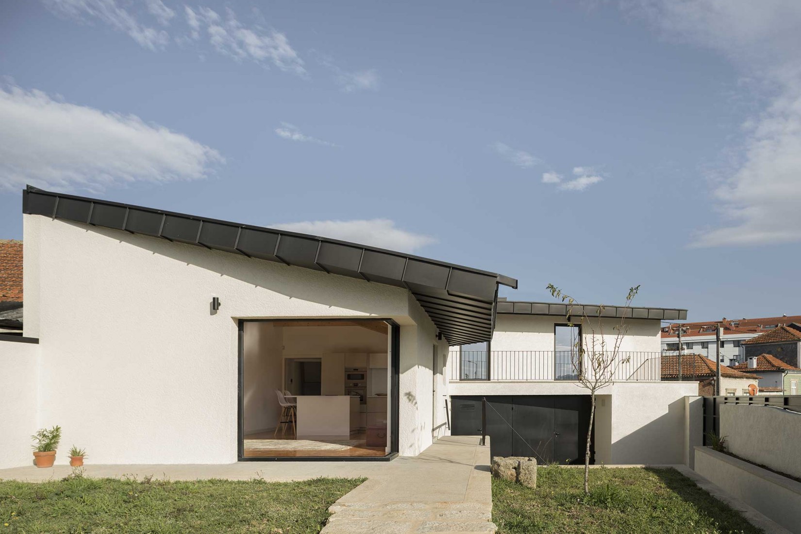 Casa Santa Marinha por Paulo Moreira Architectures. Fotografía por Ivo Tavares Studio