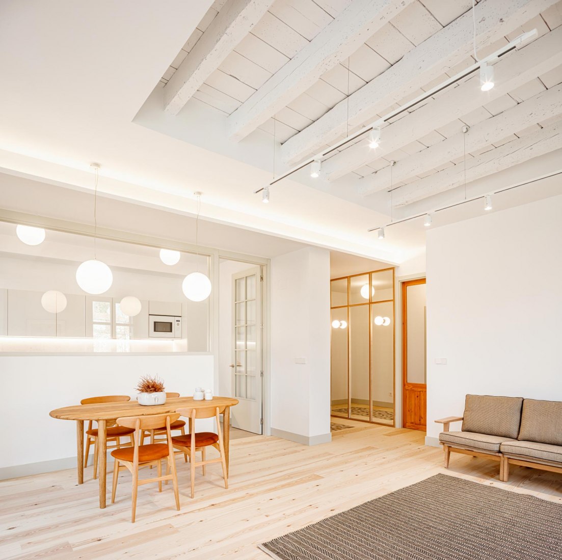Dos apartamentos Elkano por Pauzarq. Fotografía por Aitor Estévez