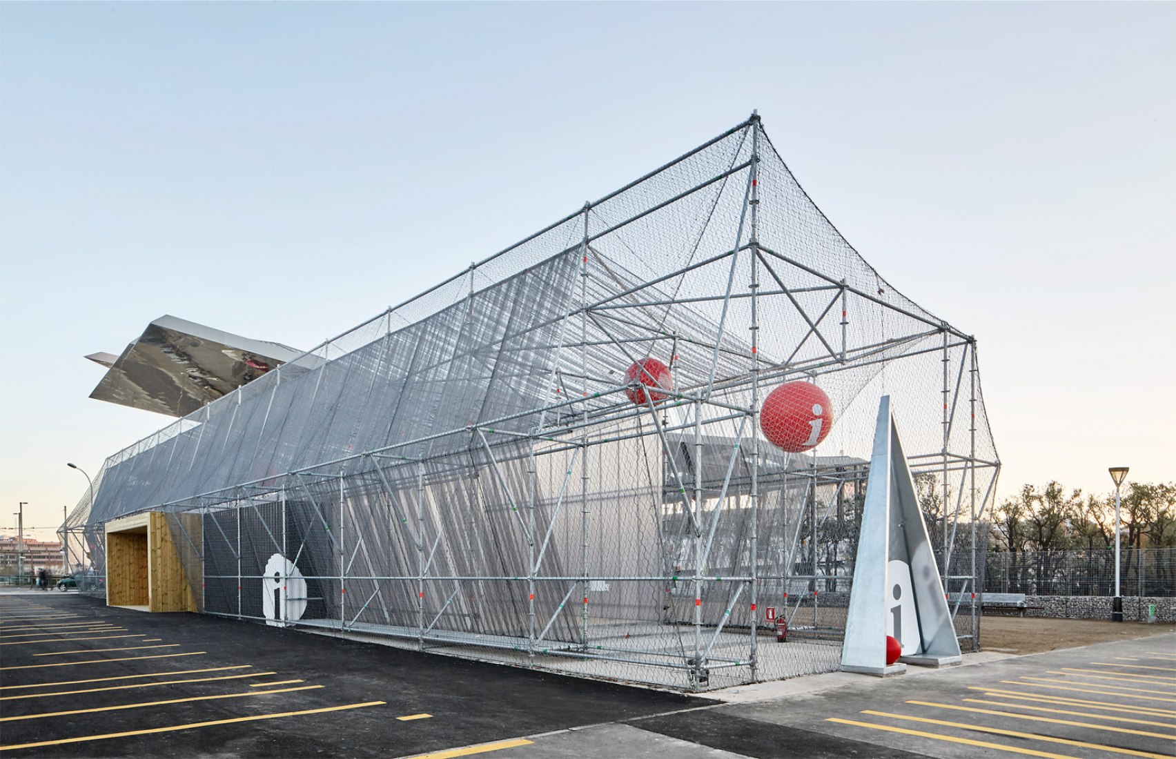 Information point in Glorias by peris+toral. Exterior view of one of the accesses, cross view of the promenade. Photograph © José Hevia