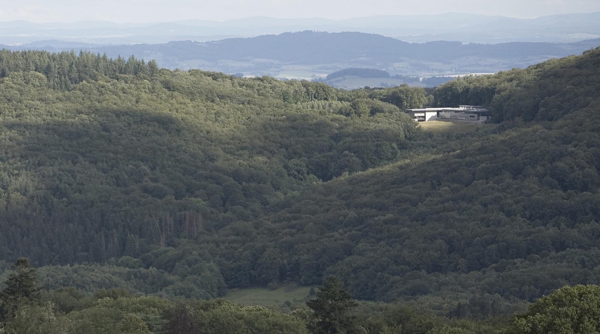 Centro arqueológico, Mont Beuvray, Glux-en-Glenne, Nièvre, arquitecto Pierre-Louis Faloci, 1993-2019. Fotografía por Daniel Osso.
