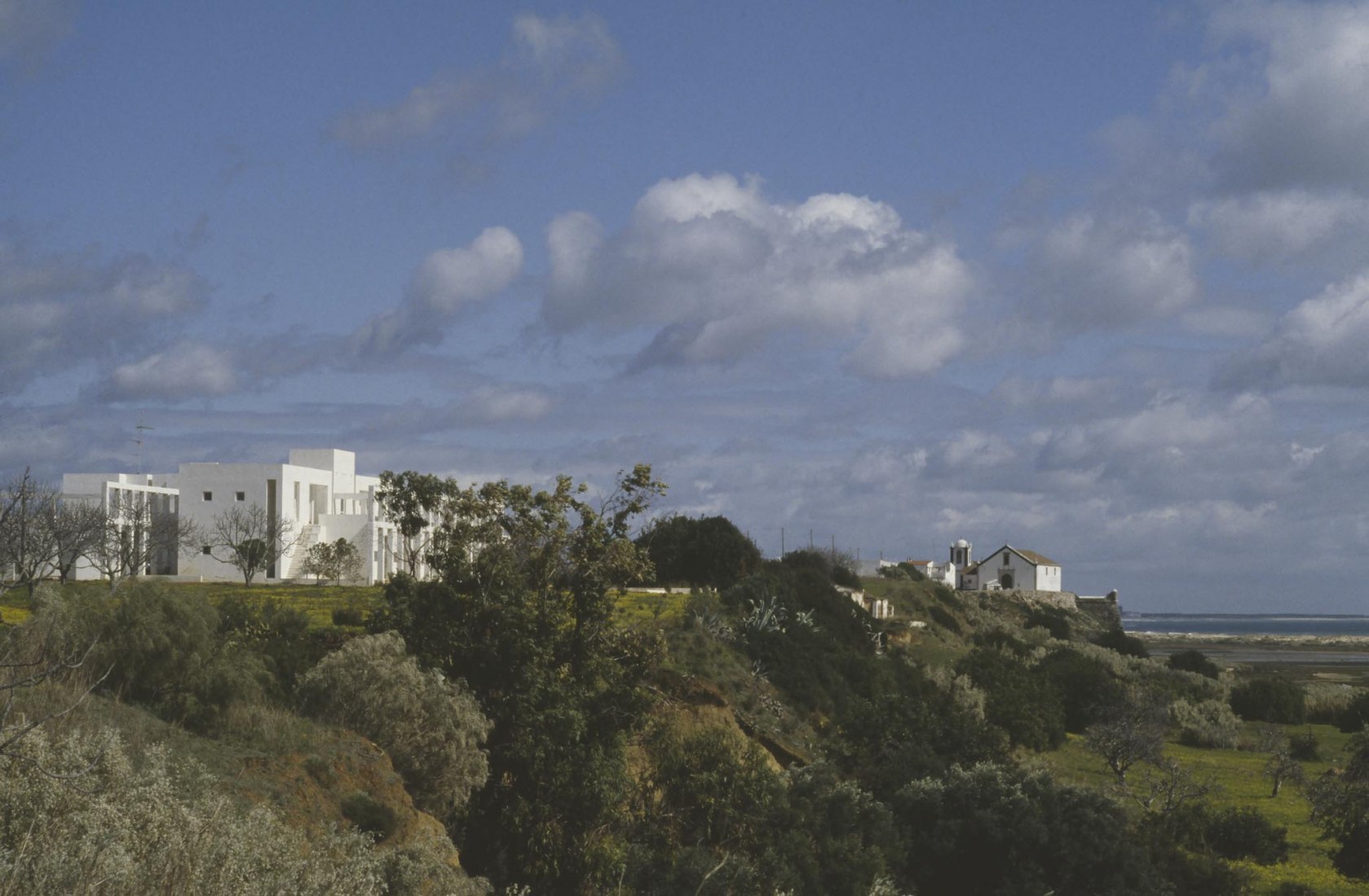 Finca vinícola, Cacela Velha, Algarve, Portugal, arquitecto Pierre-Louis Faloci, 1985-1987. Fotografía por Daniel Osso.
