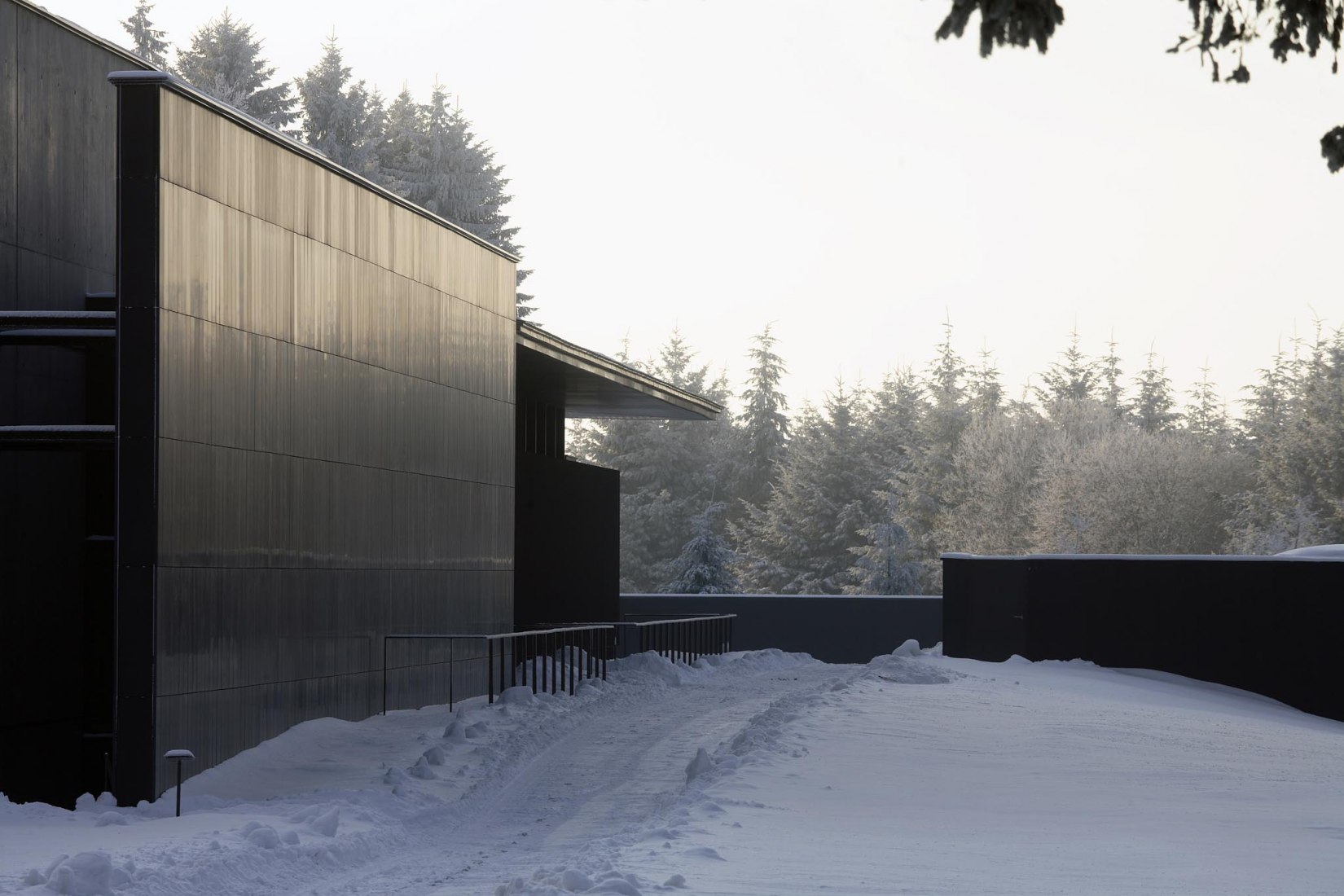 Centro europeo para combatientes de la resistencia deportados y Museo Struthof, Natzweiler, Bas-Rhin, arquitecto Pierre-Louis Faloci, 2005-2008. Fotografía por Daniel Osso.