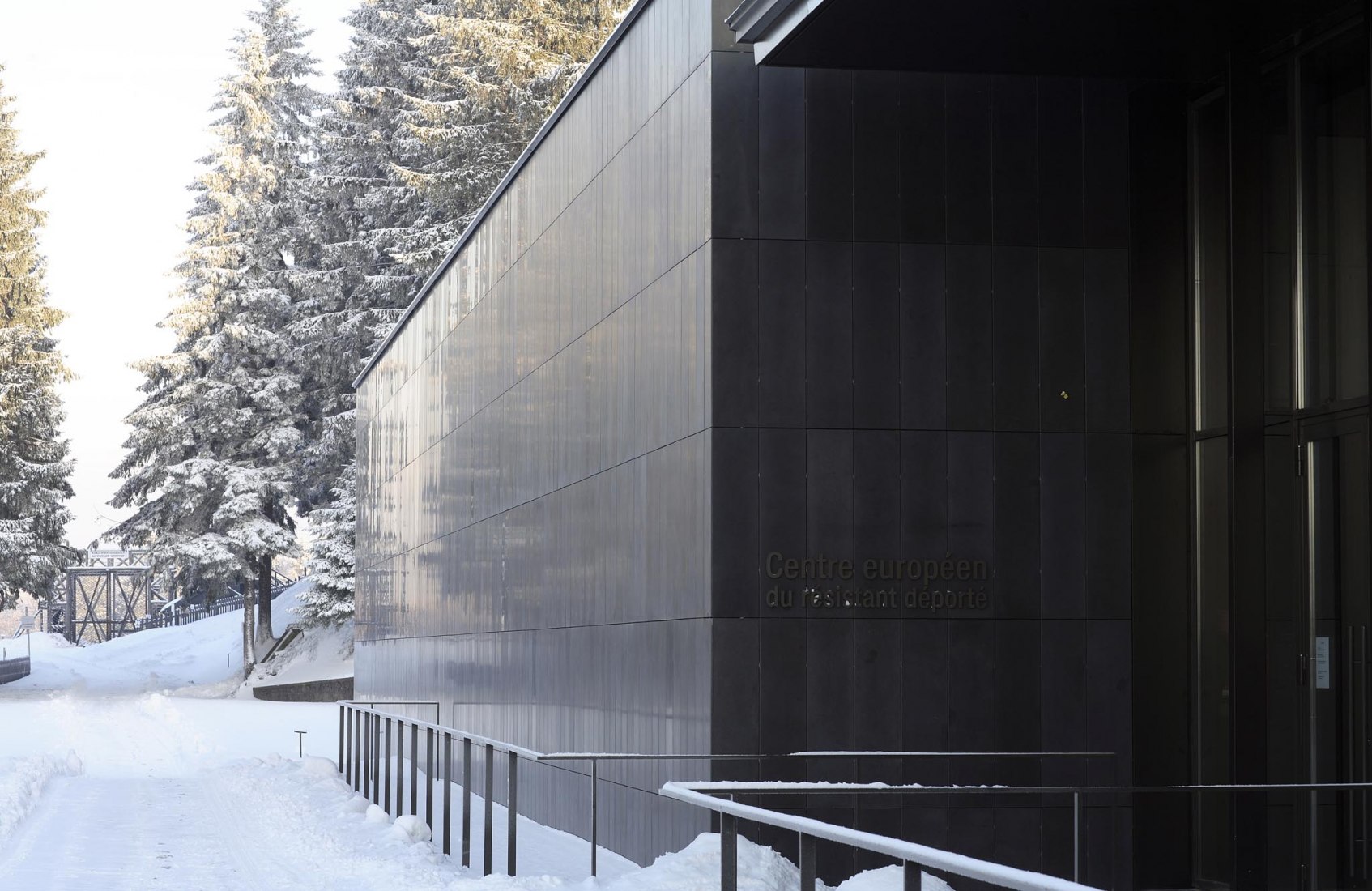 Centro europeo para combatientes de la resistencia deportados y Museo Struthof, Natzweiler, Bas-Rhin, arquitecto Pierre-Louis Faloci, 2005-2008. Fotografía por Daniel Osso.