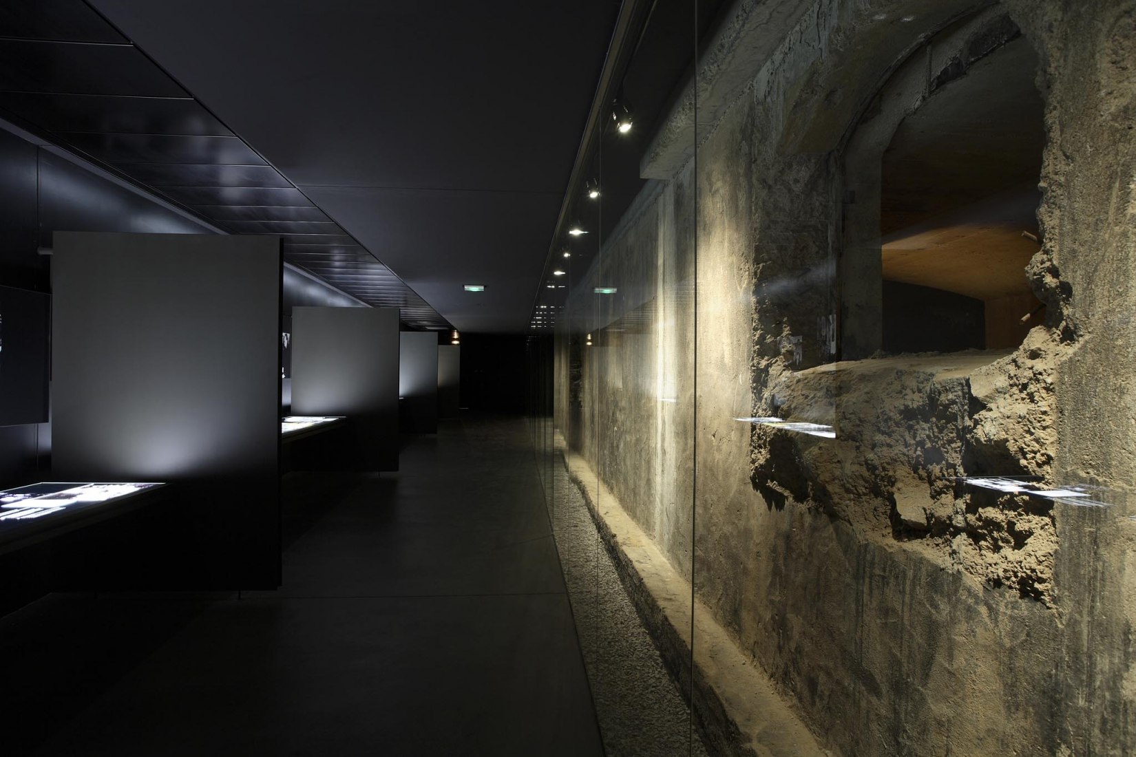 Centro europeo para combatientes de la resistencia deportados y Museo Struthof, Natzweiler, Bas-Rhin, arquitecto Pierre-Louis Faloci, 2005-2008. Fotografía por Daniel Osso.