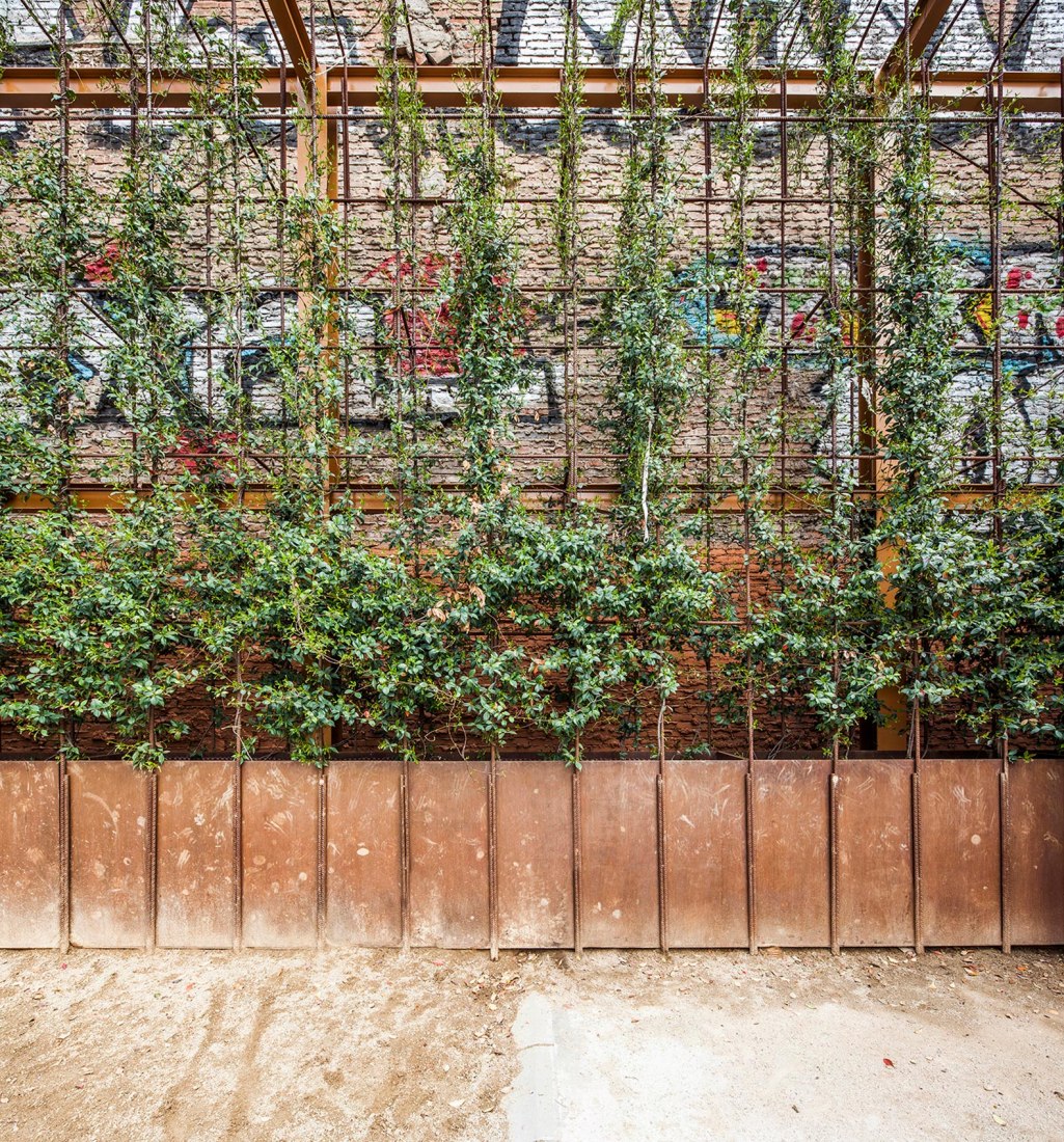 Espacio canino en el Ensanche de Barcelona por Anna Codina i Associats. Fotografía por Anna Codina