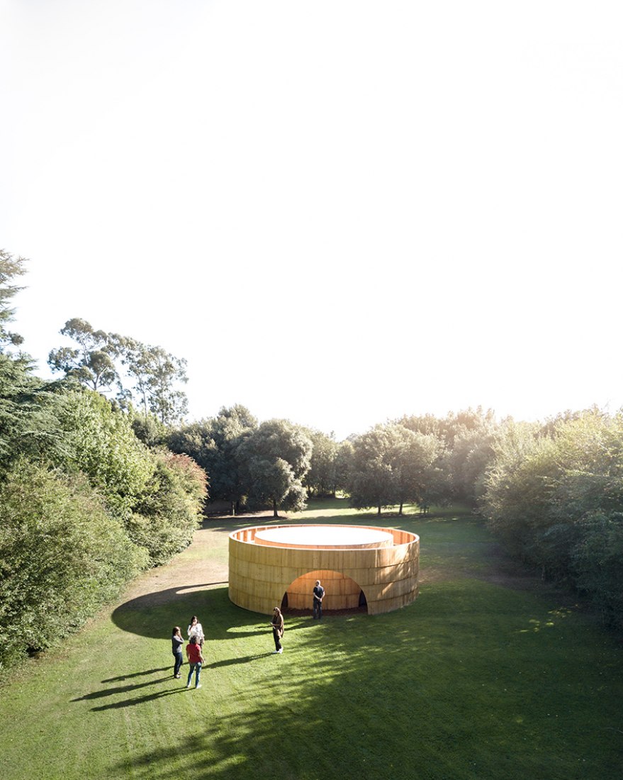 Pavilhões Expositivos Temporários, “Incerteza Viva: Uma exposição a partir da 32ª Bienal de São Paulo”, Parque de Serralves, Porto. Diogo Aguiar Studio. Fotografía por Fernando Guerra - Sérgio Guerra.