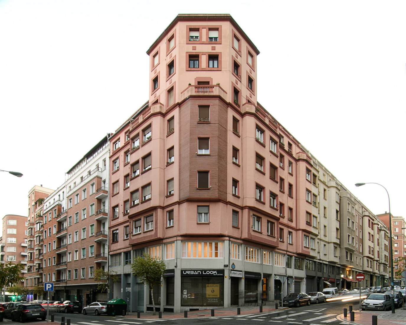 Vista exterior del edificio. Reforma interior. De oficinas a vivienda por Garmendia Cordero Arquitectos. Fotografía © Carlos Garmendia Fernández 