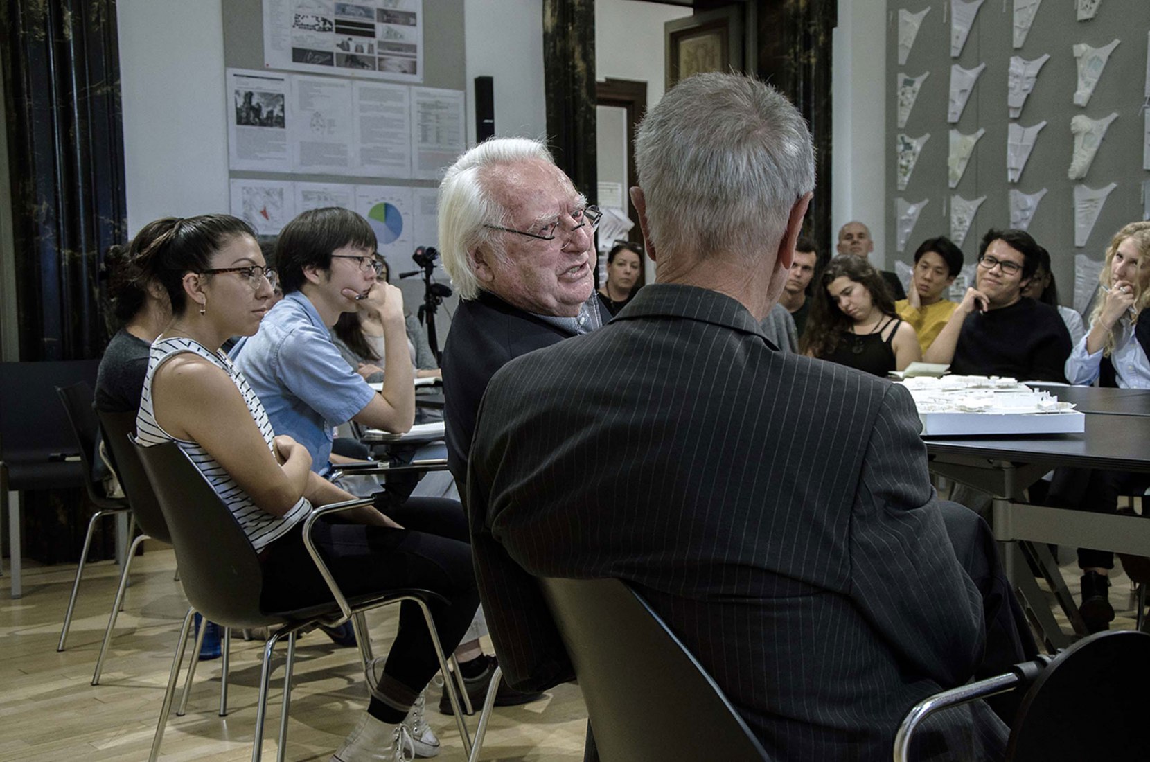 Richard Meier en una revisión de estudio con estudiantes de la Universidad de Cornell. Imagen cortesía de la Universidad de Cornell