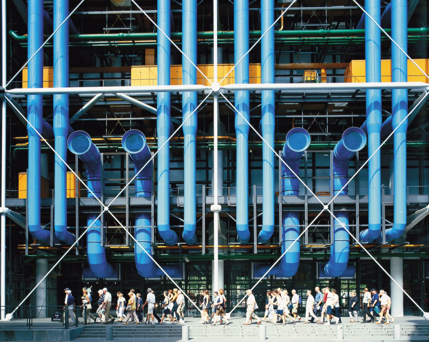 Los componentes externos se encuentran coloreados. Centro Pompidou por Renzo Piano y Richard Rogers. Fotografía cortesía estudio Rogers Stirk Harbour + Partners
