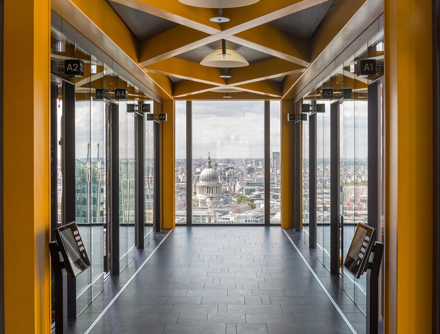 Vista norte desde el rellano. El edificio Leadenhall por Rogers Stirk Harbour and Partners. Fotografía © Paul Raftery.