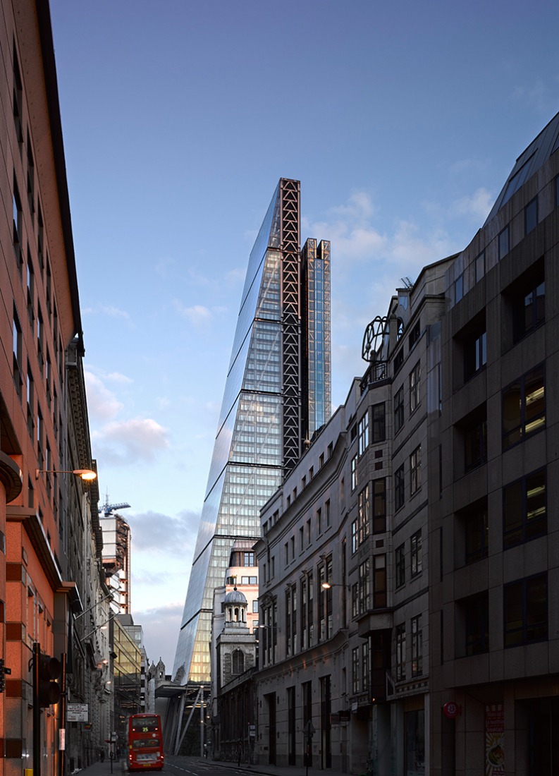 Vista del edificio Leadenhall desde el este a lo largo de la calle Leadenhall. El edificio Leadenhall por Rogers Stirk Harbour and Partners. Fotografía © Richard Bryant. Cortesía de British Land/Oxford Properties. 
