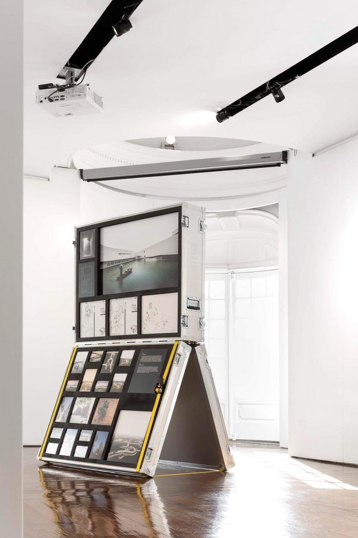 Dupla exposição: a fotografia e o fotógrafo. Fernando Guerra exhibits 20 years of work and life on flight cases. Image courtesy Diogo Aguiar Studio.