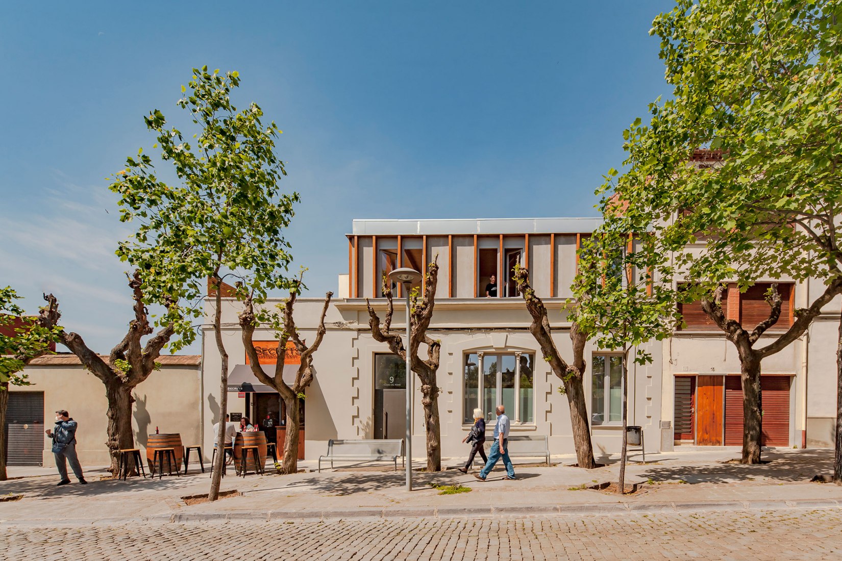 Apartamentos en el Paseo del Remei por Sau Taller d’Arquitectura. Fotografía por Andrés Flajszer.
